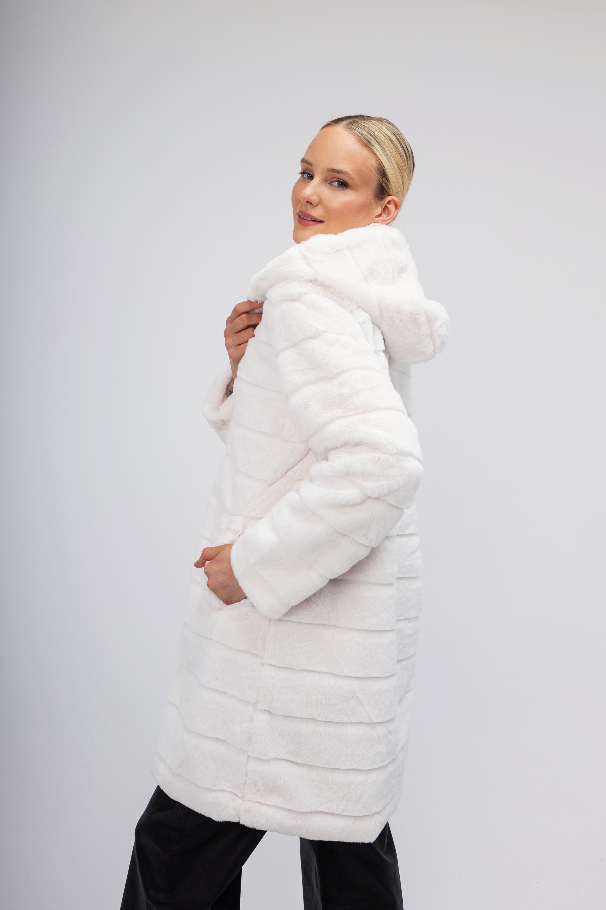 Στα χιόνια με Λευκή συνθετική γούνα μακριά με κουκούλα